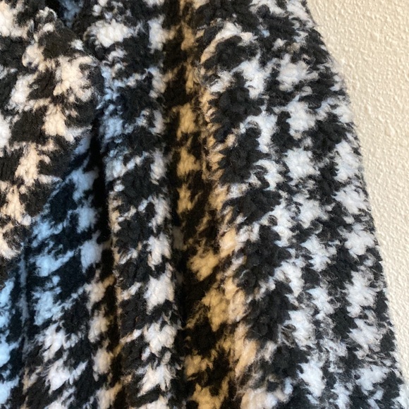 Catherine Malandrino Faux Shearling Houndstooth
Boucle Coat - Picture 4 of 7